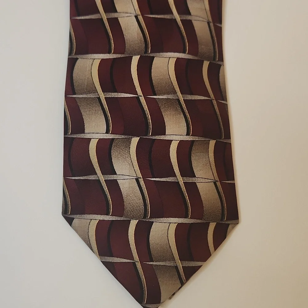 Stafford Men's Burgandy and Gold Silk Necktie